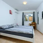 Wunderschoenes Ferienhaus In Pomer Mit Garten