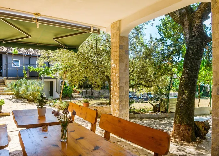 Wunderschoenes Ferienhaus In Pomer Mit Garten